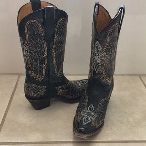 Snip toed cowboy boots.  Big girl size 2.5